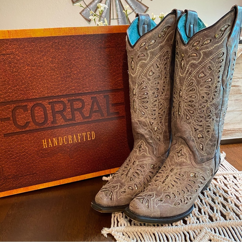 Taupe inlay Corral Boots - Picture 1 of 12